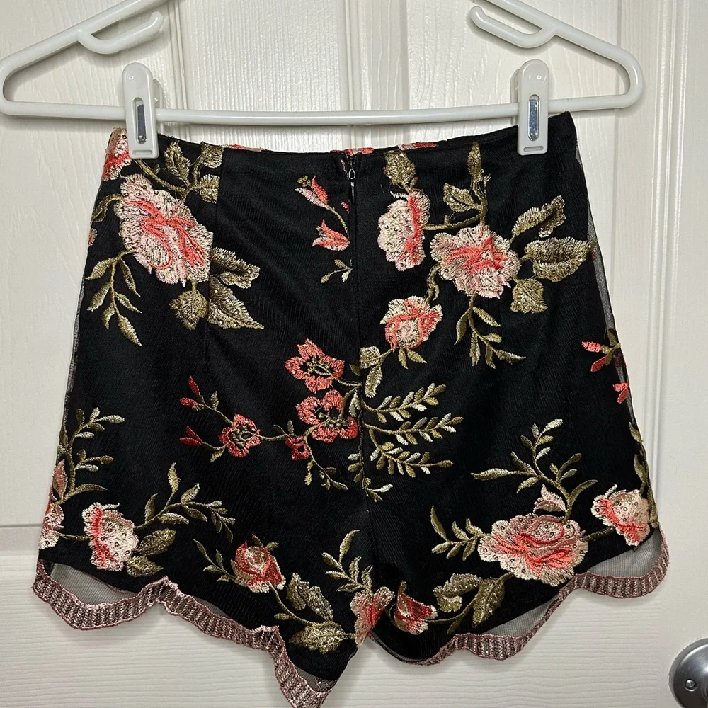 SOLD -Angel Biba high-waisted floral embroidered shorts - Picture 5 of 7